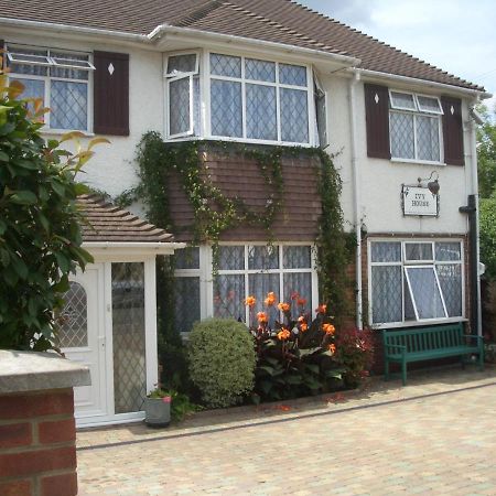Отель Ivy House Ickenham Экстерьер фото