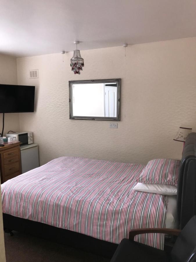 Отель Ivy House Ickenham Экстерьер фото